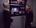 Janeway versucht Orek zu erklären, dass sie ihn nicht betrogen hat.jpg