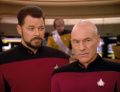 Picard und Riker erfahren, dass ein Schiff ihre Schilde durchdringt.jpg