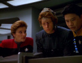 Janeway, Demmas und Kim erkennen, dass Tieran die Reichshalle angreift.jpg