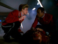Tuvok und Janeway bei dem Sterbenden.jpg