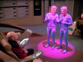 Picard nimmt die beiden Fremden gefangen und erzwingt ihre Kooperation.jpg