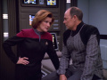 Janeway informiert Kir, dass der Treffpunkt geändert wurde.jpg