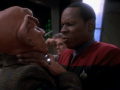 Sisko knöpft sich Quark vor.jpg