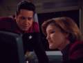 Janeway und Chakotay sprechen über den Brief.jpg