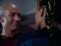 Picard muntert ein Besatzungsmitglied auf.jpg
