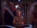 Worf kritisiert Odos Methoden bei Sisko.jpg