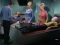 Kirk verlangt das Gegenmittel von Spock.jpg