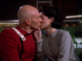 Picard und Batanides küssen sich.jpg