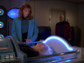 Dr. Crusher informiert Picard, dass sie bei Sev Maylor keine Todesursache feststellen konnte.jpg