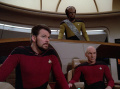 Worf, Riker und Picard erblicken die Anomalie.jpg
