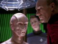 Picard betrachtet Lal.jpg
