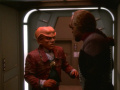 Quark trifft im Korridor auf Worf.jpg