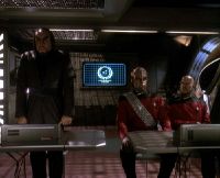 Worf, Sisko und Ch'Pok bei der Verhandlung.jpg