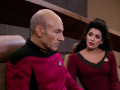 Picard und Troi rätseln über das weitere Vorgehen.jpg