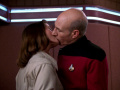 Picard und Vash verabschieden sich mit einem Kuss.jpg