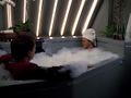 Q und Janeway in Badewanne.jpg