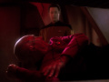 Picard kann nicht schlafen weil Data neben ihm steht.jpg