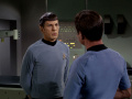 Spock erklärt McCoy, dass die Vulkanier einen sechsten Sinn haben.jpg