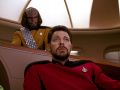 Worf und Riker erfahren, dass Picard nicht zurückgebeamt werden kann.jpg