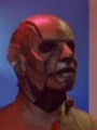 Außerirdischer Bargast mit metallischen Gesichtsplatten.jpg