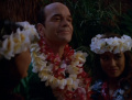 Der Doktor mit zwei hawaiianischen Blumenmädchen.jpg