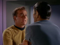 Kirk versucht Spock zur Vernunft zu bringen.jpg