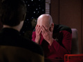 Picard verzweifelt, weil Data nicht die Tragweite seiner Entscheidung versteht.jpg