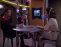 Sisko und Yates treffen sich im Replimat.jpg