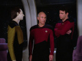 Data informiert Picard über ungewöhnliche Sternenflottenbefehle.jpg