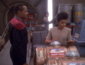 Benjamin Sisko und Kasidy Yates treffen sich in der Frachtrampe .jpg