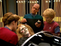 Chardis wird auf der Krankenstation der Voyager behandelt.jpg
