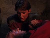Wesley und der verletzte Picard.jpg