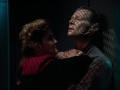 Janeway drückt Takar gegen eine Wand.jpg