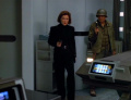 Janeway und Chakotay dringen in Krankenstation ein.jpg