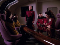 Picard bespricht mit den Offizieren Fluchtmöglichkeiten aus dem Sog der Wesen.jpg