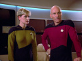 Picard erkennt, dass Qs Besuch Riker gilt.jpg