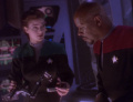Sisko und Dax untersuchen unbekanntes Gerät.jpg