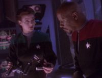 Sisko und Dax untersuchen unbekanntes Gerät.jpg