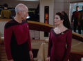 Troi warnt Picard, dass Granger etwas verheimlicht.jpg