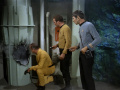 Kirk, Spock und Vanderberg entdecken, dass Horta die Umwälzpumpe gestohlen hat.jpg