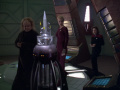 Kurros stellt Seven und Janeway eine künstliche Lebensform vor.jpg