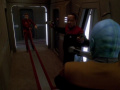 Sisko hält Kira und Bolianer in Schach.jpg