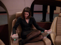 Vash nimmt auf Picards Stuhl Platz.jpg