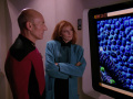 Dr. Crusher zeigt Picard mutierende Zellen.jpg