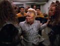Neelix trennt zwei streitende Klingonen.jpg