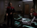Sisko weist Worf in die Mission ein.jpg