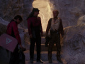 Picard, Wesley und Dirgo betreten eine Höhle.jpg