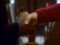 Sisko und Picard reichen sich die Hand.jpg