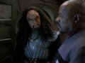 Martok erklärt Sisko seine Pläne.jpg