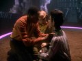 Sisko kümmert sich um Eris' Halsband.jpg